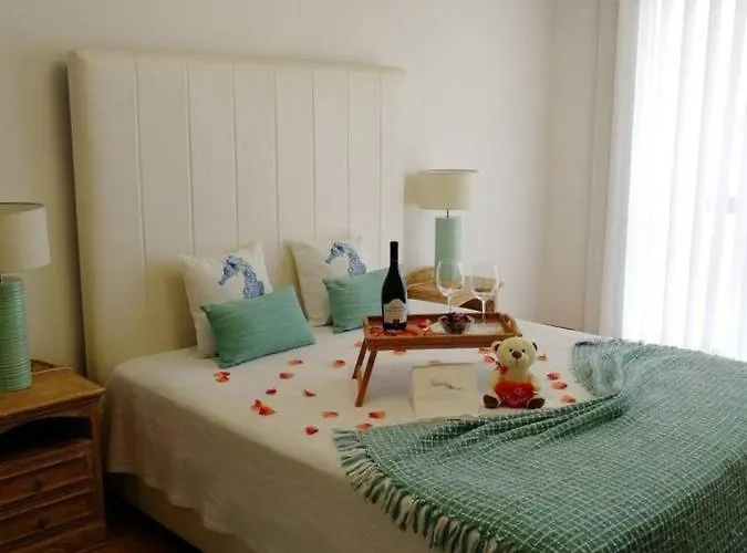 2 Bed Flat - Sleeps 4 - Parking - Wifi Lägenhet *