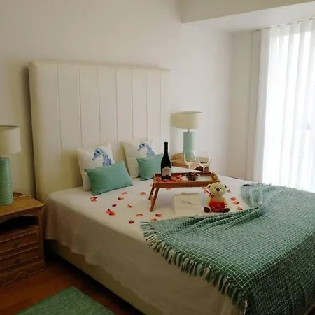2 Bed Flat - Sleeps 4 - Parking - Wifi דירה *